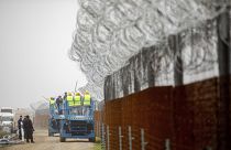 Trabajadores añaden alambre de espino a la valla a lo largo de la frontera de Hungría con Serbia en la ciudad de Roszke, al sur de Hungría, el viernes 28 de octubre de 2022.