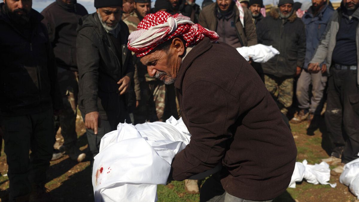 Familiares enterram pessoas que morreram no sismo que abalou a Síria e a Turquia num cemitério na cidade de Jinderis, província de Aleppo, Síria.
