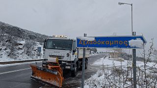 Εκχιονιστικό καθαρίζει τον δρόμο μετά από έντονη χιονόπτωση στην ορεινή Αργολίδα