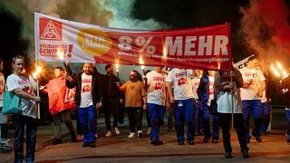 Protesto dos metalurgicos, na Alemanha, reivindicando aumento salarial de 8%
