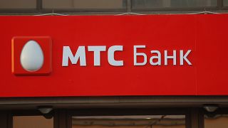 شعار بنك (إم.تي.إس) الروسي على مبنى بوسط موسكو