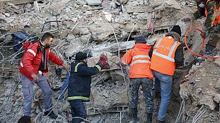 Διασώστες στα συντρίμμια του μεγάλου σεισμού στην Τουρκία