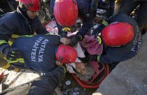 Des équipes de secours évacuent un survivant des décombres d'un bâtiment détruit à Kahramanmaras, dans le sud de la Turquie, mardi 7 février 2023.