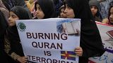 فتيات يشاركن في مسيرة للتنديد بالتدنيس الأخير للقرآن من قبل نشطاء اليمين المتطرف في السويد وهولندا. لاهور، باكستان، 29 يناير/كانون الثاني2023