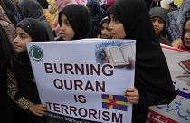 فتيات يشاركن في مسيرة للتنديد بالتدنيس الأخير للقرآن من قبل نشطاء اليمين المتطرف في السويد وهولندا. لاهور، باكستان، 29 يناير/كانون الثاني2023