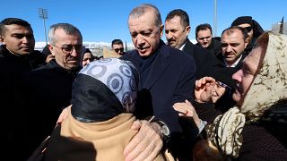 الرئيس التركي، رجب طيب أردوغان، يلتقي مع أشخاص في منطقة كهرمان مرعش، يوم الأربعاء، عقب الزلزال المدمر الذي ضرب البلاد. 