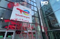المحتجون يغطون واجهة المقر الرئيسي لـتوتال إنيرجي  في باريس بالطلاء،  الأربعاء 8 فبراير/شباط 2023