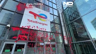 المحتجون يغطون واجهة المقر الرئيسي لـتوتال إنيرجي  في باريس بالطلاء،  الأربعاء 8 فبراير/شباط 2023
