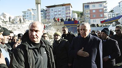 A dél-törökországi Kahramanmaras elpusztított központjában mondott beszédet az államfő 