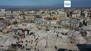 Az egyre halványuló remények ellenére Idlib tartományban még mindig teljes családokat is kimentenek a romok alól.