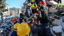 Mentőalakulatok a földrengés sújtotta dél-törökországi Hatayban