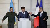 الرئيس الفرنسي ماكرون استضاف في باريس الرئيس  الأوكراني زيلينسكين الذي جاء في زيارة لم يعلن عنها مسبقا، وحضر أيضا المستشار الألماني شولتس  