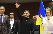 الرئيس الأوكراني زيلينسكي في البرلمان الأوروبي حيث استقبلته رئيسة البرلمان روبرتا ميتسولا