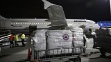 Υπάλληλοι του αεροδρομίου Ελευθέριος Βενιζέλος φορτώνουν εξοπλισμό περίθαλψης σε αεροπλάνο της Aegean, στο πλαίσιο αποστολής βοήθειας της χώρας μας προς την Τουρκία