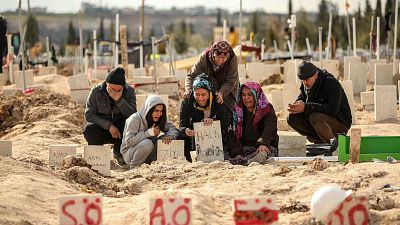 ذوو أحد الضحايا جراء زلزال بالمقبرة في أديامان في تركيا الجمعة 10 فبراير 2023