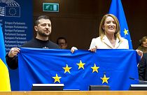 Der ukrainische Staatspräsident Selensykj und EU-Parlamentspräsidentin Metsola