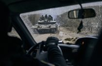 Tanque ucraniano com soldados visto de um carro perto da linha de frente próximo de Kremenna, na região de Lugansk, Ucrânia, domingo, 15 de janeiro de 2023.