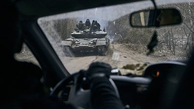 Un char ukrainien avec des soldats est vu près de la ligne de front près de Kremenna dans la région de Luhansk, en Ukraine, dimanche 15 janvier