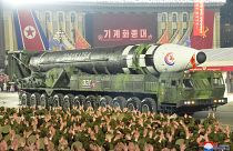 Hvaszong-17 interkontinentális ballisztikus rakéta a Koreai Néphadsereg megalakulásának 75. évfordulója alkalmából tartott katonai díszszemlén