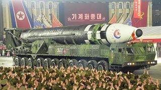 Hvaszong-17 interkontinentális ballisztikus rakéta a Koreai Néphadsereg megalakulásának 75. évfordulója alkalmából tartott katonai díszszemlén