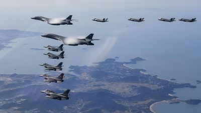 مقاتلات وقاذفات استراتيجية أمريكية تحلق فوق شبه الجزيرة الكورية. 2022/11/19