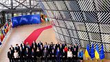 Le président ukrainien entouré des 27 dirigeants de l'UE à l'ouverture du sommet