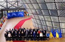 Le président ukrainien entouré des 27 dirigeants de l'UE à l'ouverture du sommet