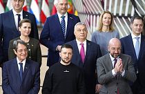 Ο Ουκρανός πρόεδρος Βολοντίμιρ Ζελένσκι στην οικογενειακή φωτο των 27 πριν τη σύνοδο κορυφής στις Βρυξέλλες