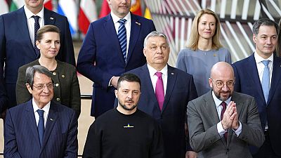 Ο Ουκρανός πρόεδρος Βολοντίμιρ Ζελένσκι στην οικογενειακή φωτο των 27 πριν τη σύνοδο κορυφής στις Βρυξέλλες