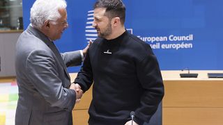 António Costa cumprimenta o presidente da Ucrânia na cimeira da UE, em Bruxelas