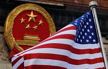 پرچم آمریکا در کنار نماد ملی چین