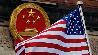 پرچم آمریکا در کنار نماد ملی چین 