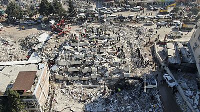 Prédios destruídos no norte da Síria pelo terremoto de magnitude 7,8 na segunda-feira.