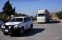 Грузовики с гуманитарной помощью едут в Сирию из Турции в сопровождении машины ООН. 
