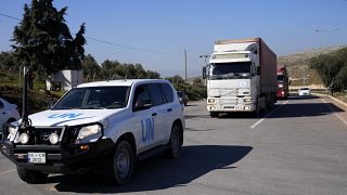 Грузовики с гуманитарной помощью едут в Сирию из Турции в сопровождении машины ООН.