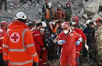 Rettungskräfte arbeiten im Erdbebengebiet