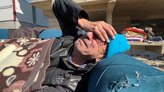 Un hombre llora mientras cuenta cómo perdió a su mujer y su hijo en Antakya, Turquía