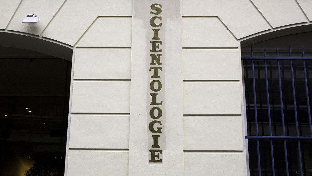 Siège de la Scientologie à Saint-Denis près de Paris – Le quartier s’enflamme