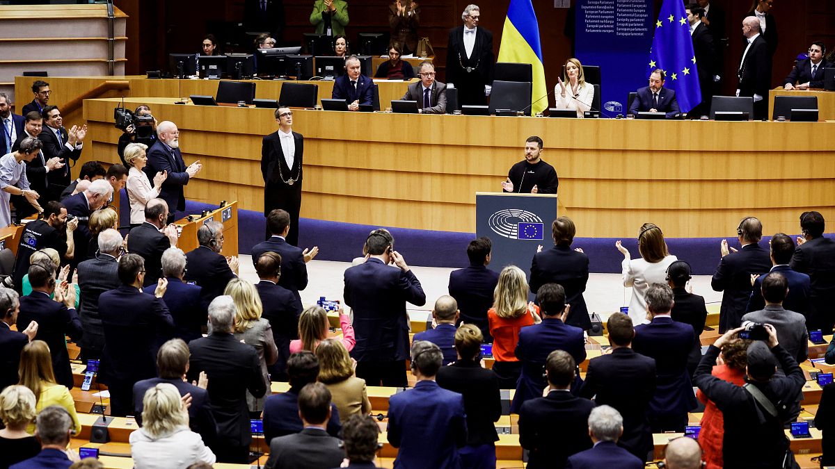 الرئيس الأوكراني فولوديمير زيلينسكي، يلقي خطابًا في برلمان الاتحاد الأوروبي في بروكسل، في 9 فبراير/شباط 2023.