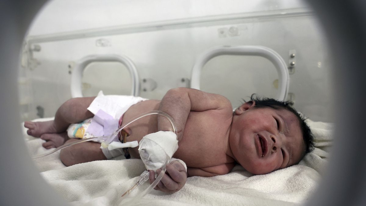 الطفلة السورية آية التي ولدت تحت ركام المنزل في بلدة جنديريس في شمال سوريا، حيث كانت والدتها ووالدها وأشقاؤها الأربعة فارقوا الحياة بفعل الزلزال المدمر،6 فبراير 2023.