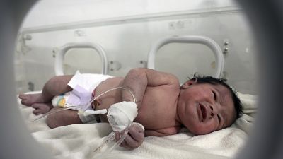 الطفلة السورية آية التي ولدت تحت ركام المنزل في بلدة جنديريس في شمال سوريا، حيث كانت والدتها ووالدها وأشقاؤها الأربعة فارقوا الحياة بفعل الزلزال المدمر،6 فبراير 2023.
