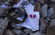 Folha escrita em inglês, encontrada nos escombros dos sismos na Turquia