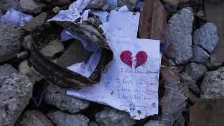 Folha escrita em inglês, encontrada nos escombros dos sismos na Turquia