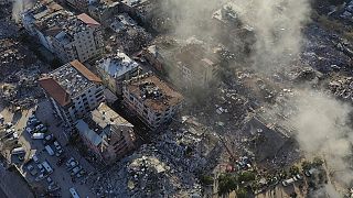 ساختمان‌های ویران شده از بالا در آنتاکیا، جنوب شرقی ترکیه، پنجشنبه، ۹ فوریه ۲۰۲۳ 
