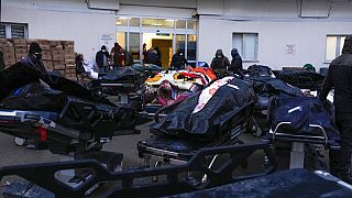 أكياس تحوي جثث العشرات من ضحايا الزلزال خارج مستشفى البستان جنوب شرق تركيا بانتظار التعرف علىى هويات القتلى
