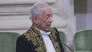 Vargas Llosa durante su discurso ante la Academia Francesa. París, Francia