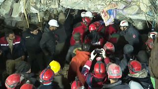 بعد 88 ساعة من وقوع الزلزال، تم إنقاذ أب وابنه على قيد الحياة من أنقاض مبنى منهار في عاصمة مقاطعة هاتاي