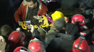 Спасенная из-под завалов через 90 часов после землетрясения 5-летняя девочка в турецкой провинции Хатай