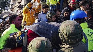 L'armée turque et les équipes médicales viennent en aide à une femme retrouvée dans un immeuble effondré dans la région de Hatay,. 8 février 2023