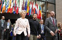 Ursula von der Leyen, Volodymyr Zelenskyy, et Charles Michel, lors d'un sommet européen à Bruxelles, le jeudi 9 février 2023.